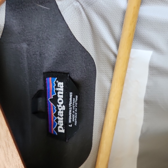 Patagonia women's Torrentshell jacket - Picture 3 of 6